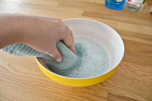 Loại bỏ vết cháy tàn thuốc lá trên sàn nhựa như thế nào